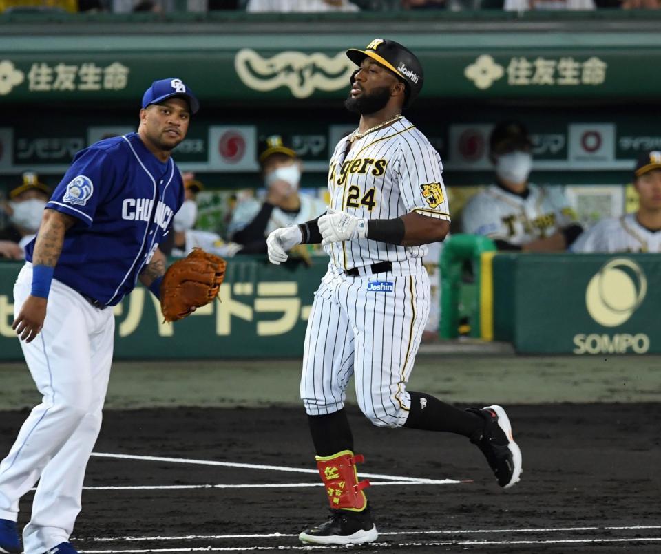 　４回、凡打に倒れる阪神・ロハス（撮影・田中太一）