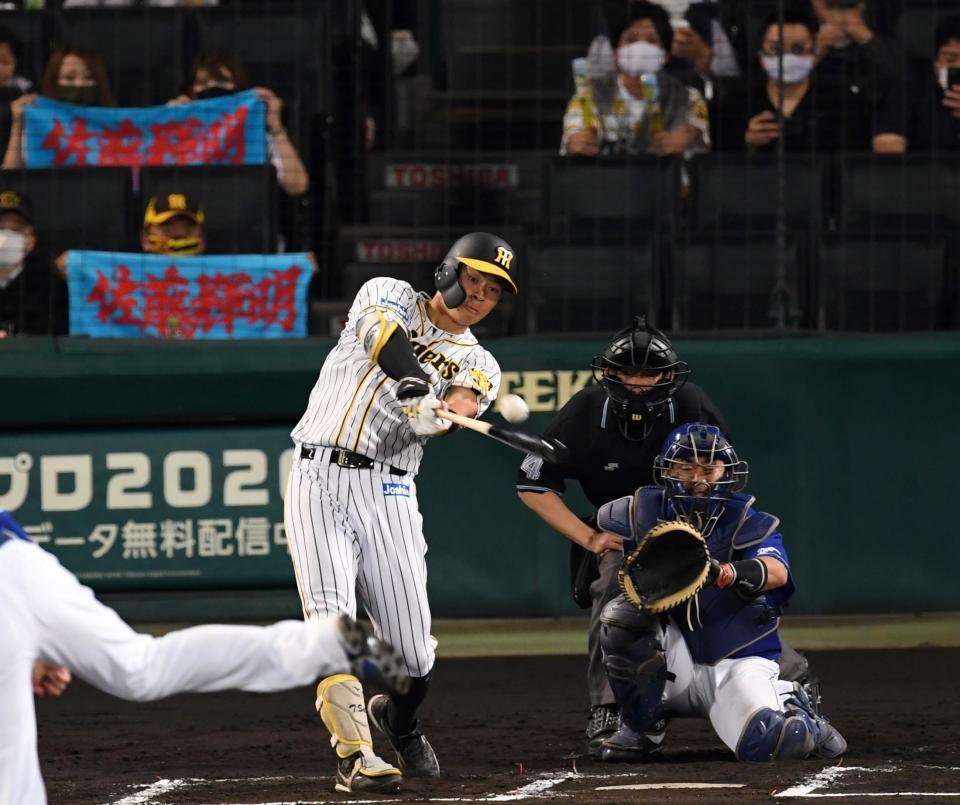 　６回、中前へ安打を放つ阪神・佐藤輝明（撮影・田中太一）