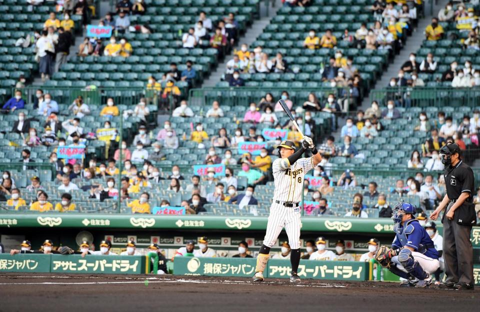 　１回、打席に立つ阪神・佐藤輝明（撮影・山口登）