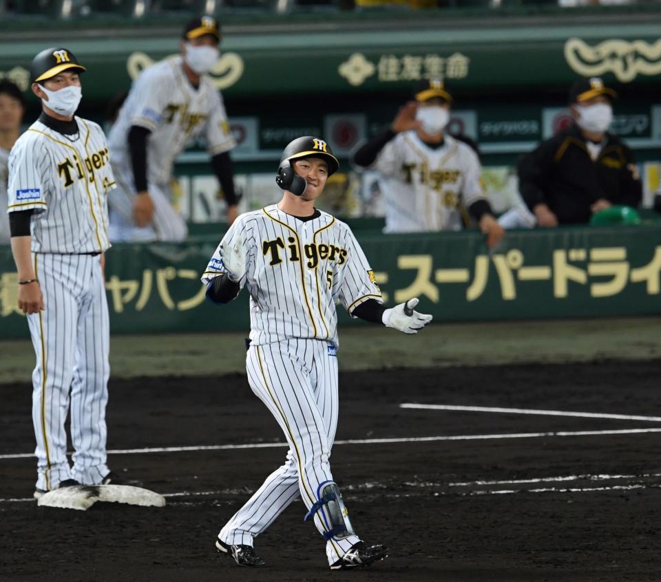 　７回、同点適時打を決めた阪神・近本光司は手をたたく（撮影・田中太一）