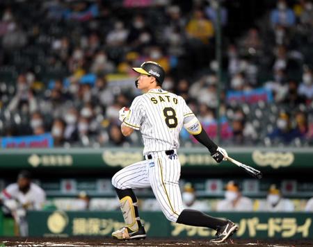 　６回、中前打を放つ佐藤輝（撮影・山口登）