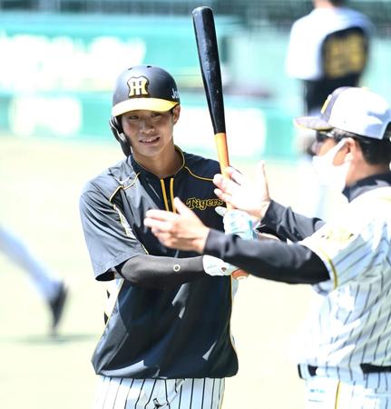 平田２軍監督（右）と話す木浪（撮影・飯室逸平）