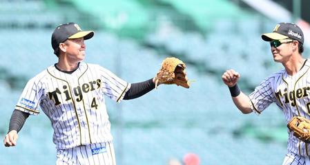 　６回、木浪（右）とタッチを交わす村上（撮影・飯室逸平）