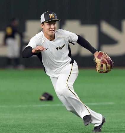 １軍に合流した小幡は守備練習で軽快な動きを見せる（撮影・田中太一）