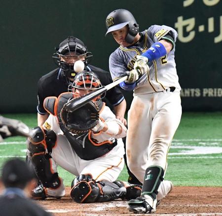 ４回、中前に勝ち越し打を放つ梅野（撮影・西岡正）