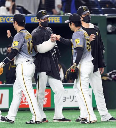 ７回１失点で勝利投手となり中野（右）からウイニングボールを受け取る青柳（中央）＝撮影・佐藤厚