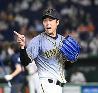 ７回、巨人の攻撃を抑えた青柳は野手陣をたたえながらベンチへ戻る（撮影・田中太一）