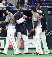 ７回１失点で勝利投手となり中野（右）からウイニングボールを受け取る青柳（中央）＝撮影・佐藤厚