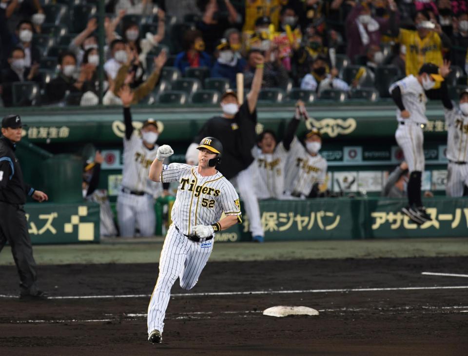 　８回、勝ち越しソロを放ったサンズはガッツポーズを決めながら一塁を回る（撮影・田中太一）