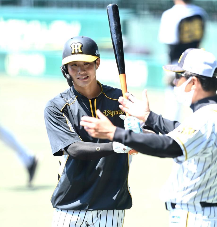 平田２軍監督（右）と話す木浪（撮影・飯室逸平）