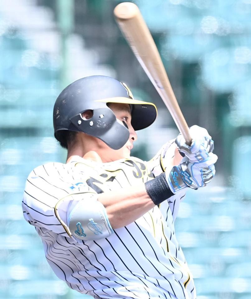 　１回、先制犠飛を放つ木浪（撮影・飯室逸平）