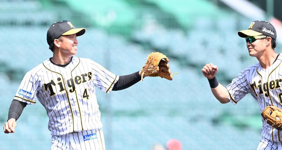 　６回、木浪（右）とタッチを交わす村上（撮影・飯室逸平）