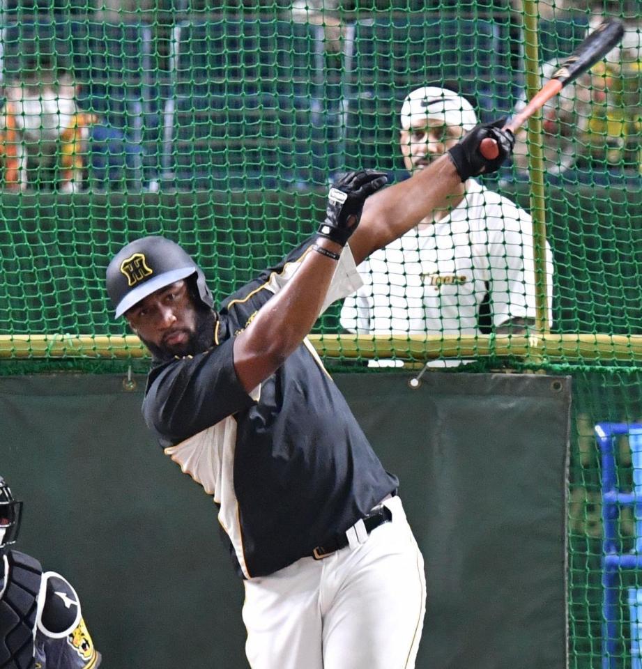 マルテ（右）が見つめる前で打撃練習するロハス（撮影・西岡正）