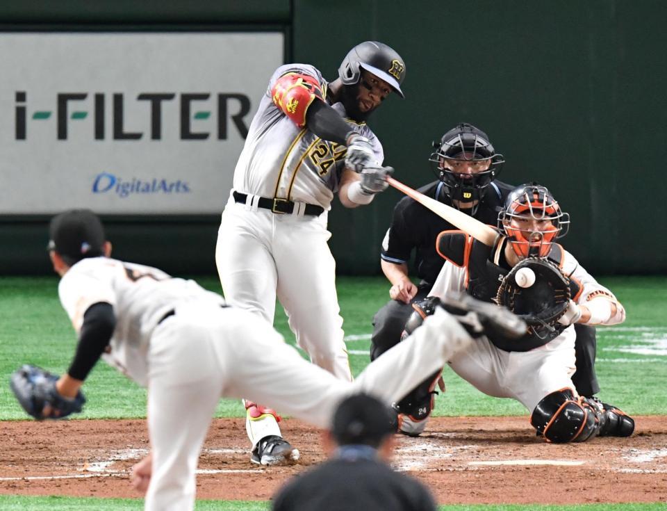 ４回、空振り三振に倒れるロハス（撮影・西岡正）