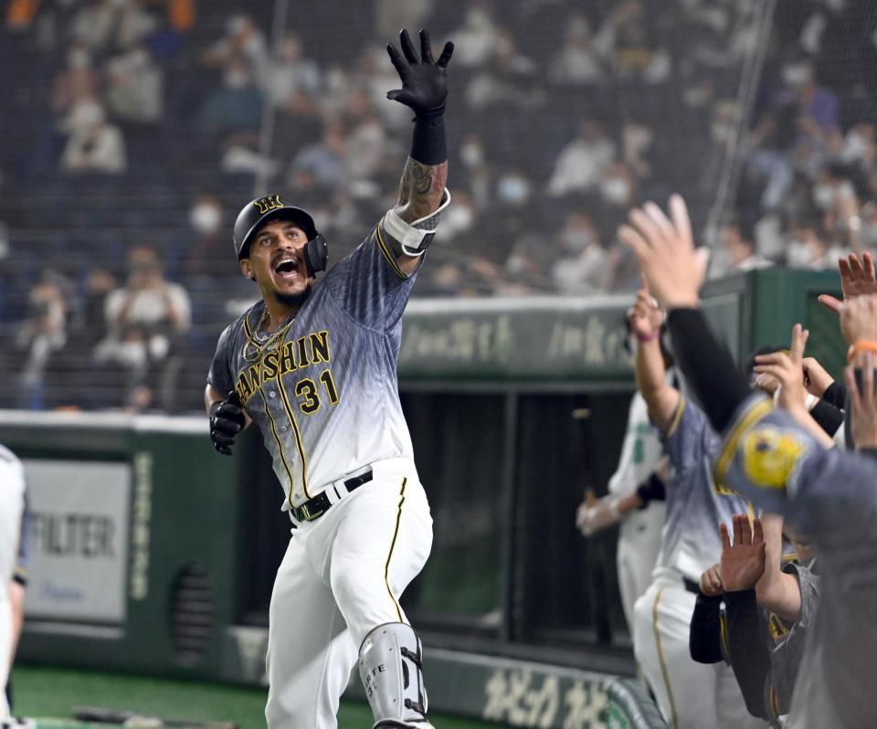 ４回、同点ソロを放ったマルテはおなじみの「ラパンパラ」ポーズを決める（撮影・田中太一）