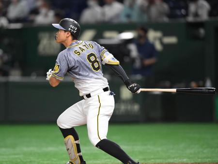 　４回、右中間へ二塁打を放つ佐藤輝