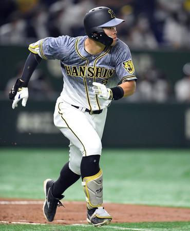 　４回、佐藤輝は右中間二塁打を放つ