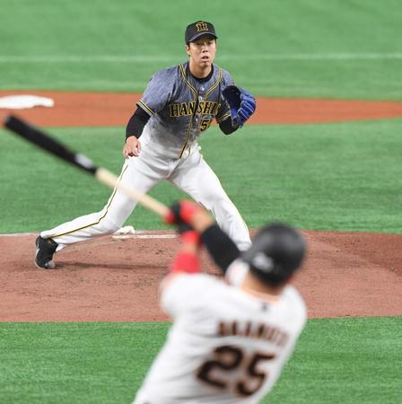 　１回、岡本和を二ゴロに仕留める先発の青柳