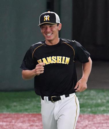 リラックスした表情で外野をランニングする伊藤将（撮影・西岡正）