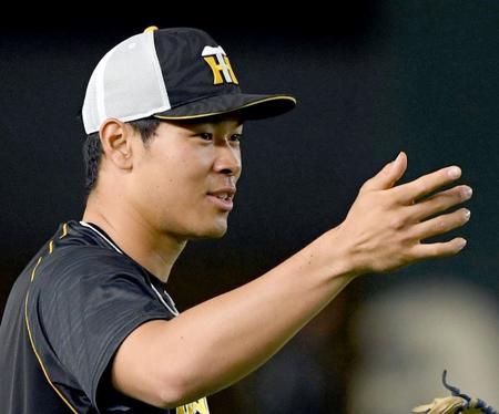 練習で汗を流す佐藤輝（撮影・田中太一）