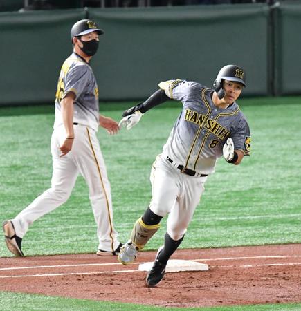 １回、左越えに先制二塁打を放ち、二塁へ向かう佐藤輝（撮影・西岡正）
