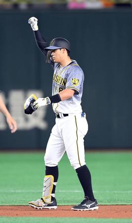 １回、佐藤輝は左中間に先制適時二塁打を放ちガッツポーズ（撮影・佐藤厚）
