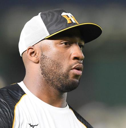 アゴひげを短く刈り込んで練習をする阪神　メル・ロハス・ジュニア＝東京ドーム（撮影・田中太一）