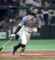 　４回、右中間二塁打を放つ佐藤輝