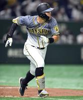 　４回、佐藤輝は右中間二塁打を放つ