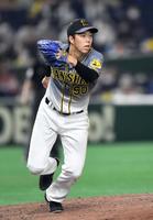 　６回、スモークを二ゴロに仕留め一塁ベースカバーに向かう青柳