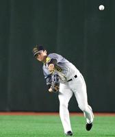 　２回、吉川の中前打で三塁を狙った一走・若林（下）は、中堅手・近本の好送球でタッチアウトになる