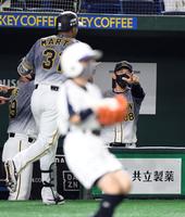 　４回、同点ソロのマルテ（左）を迎える矢野監督