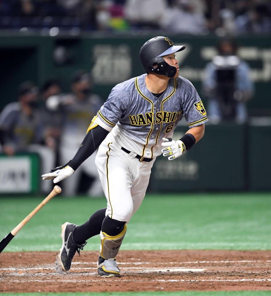 　４回、右中間二塁打を放つ佐藤輝