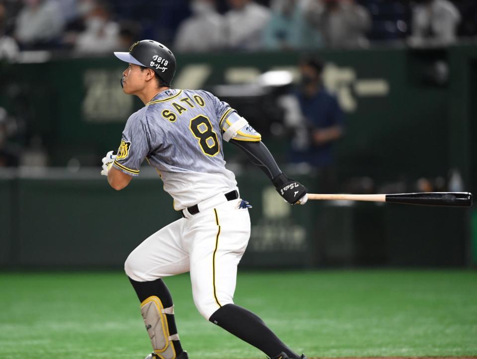 　４回、右中間へ二塁打を放つ佐藤輝