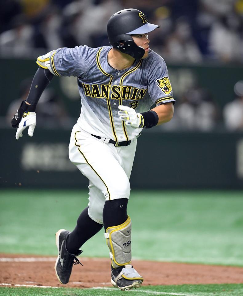 　４回、佐藤輝は右中間二塁打を放つ