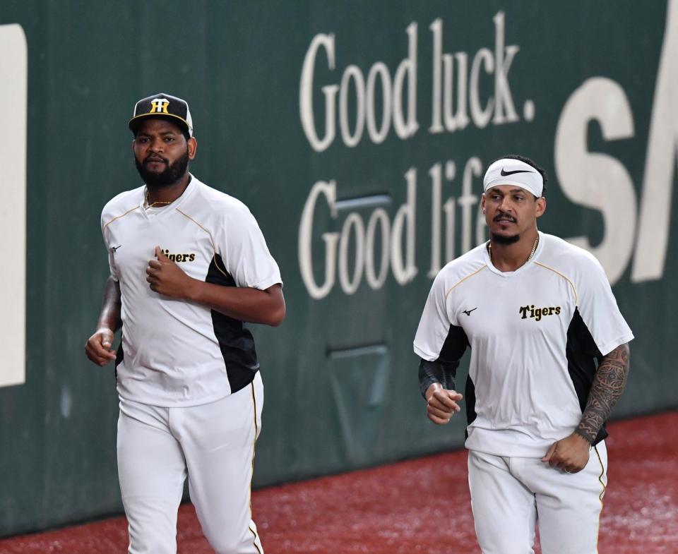 マルテ（右）と並んでランニングするアルカンタラ（撮影・西岡正）