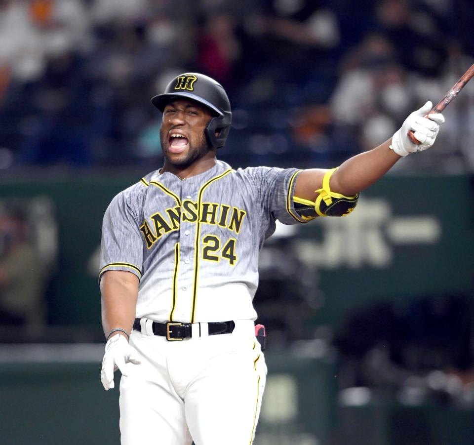 ８回、打ち損じて悔しがるロハス。この後、見逃し三振に倒れる（撮影・田中太一）