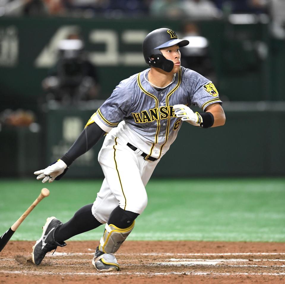 ８回、佐藤輝は右線二塁打を放つ（撮影・佐藤厚）