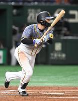 ３回表阪神１死二塁、近本光司は右前適時安打を放つ＝東京ドーム（撮影・佐藤厚）