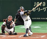 ４回阪神無死一塁、右越えに勝ち越し２ランを放つ阪神・陽川尚将＝東京ドーム（撮影・西岡正）