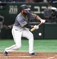 ４回表阪神１死一塁、ラウル・アルカンタラは投前バントを決める＝東京ドーム（撮影・佐藤厚）