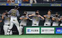 ４回表阪神無死一塁、勝ち越し２ランの陽川尚将をゴリラポーズで迎える阪神・矢野耀大監督（（左）から３人目）、佐藤輝明（右から２人目）＝東京ドーム（撮影・佐藤厚）