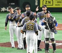 １点差を守り切り、ロベルト・スアレス（右から２人目）、陽川尚将（左）ら阪神ナイン＝東京ドーム（撮影・西岡正）