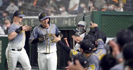 　４回、勝ち越し２ランを放った陽川は“ゴリラポーズ”を決めながら喜ぶ。左は一走・サンズ（撮影・田中太一）