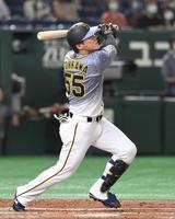 　４回、右越えに勝ち越しの２号２ランを放つ（撮影・佐藤厚）