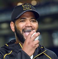 巨人打線を相手に粘投したアルカンタラは、ウイニングボールをかじり勝利を味わう！（撮影・田中太一）