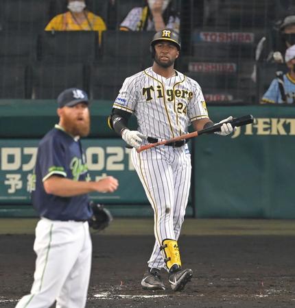 　サイスニード（左）の前に三振に倒れるロハス（撮影・高部洋祐）