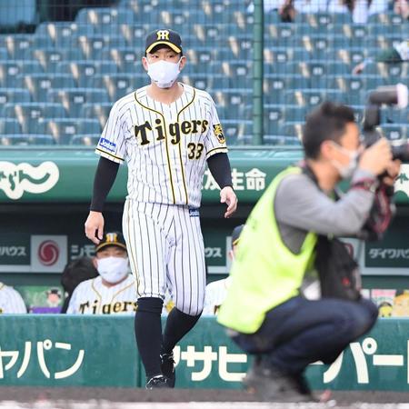　試合前、スタメンを外れた糸原は表彰のため姿を見せる（撮影・田中太一）