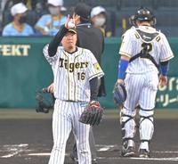 　山田哲人の飛球を好捕したサンズに合図を送る西勇輝（撮影・高部洋祐）