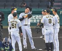 　ヤクルト打線に打ち込まれ汗をぬぐう西勇（中央）＝撮影・高部洋祐